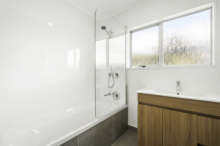 Photo of property in 2/8 Thistledew Place, Bayview, Auckland, 0629