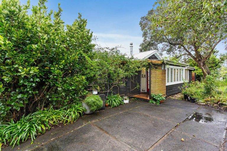 Photo of property in 1/20 Harrybrook Road, Green Bay, Auckland, 0604