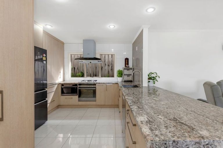 Photo of property in 3 Fairchild Avenue, Goodwood Heights, Auckland, 2105