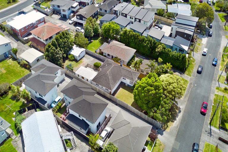 Photo of property in 16 Coniston Avenue, Te Atatu South, Auckland, 0610