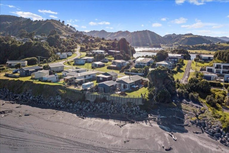 Photo of property in 8 Point Road, Mokau, 4376