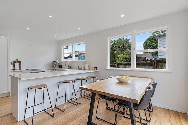 Photo of property in 24 Gill Avenue, Te Atatu Peninsula, Auckland, 0610