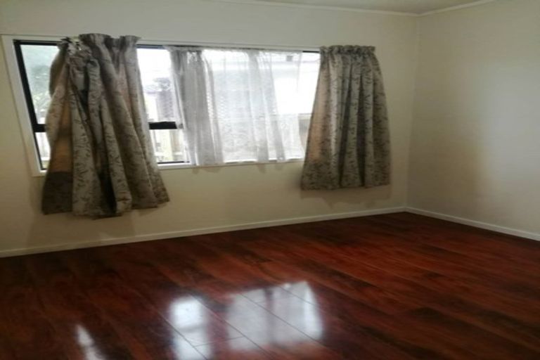 Photo of property in 72 Harrowglen Drive, Northcross, Auckland, 0630