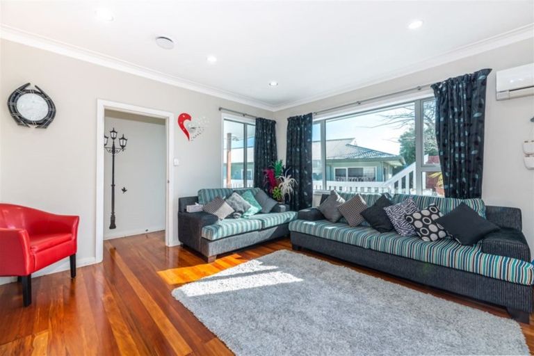 Photo of property in 8a Gloria Avenue, Te Atatu Peninsula, Auckland, 0610