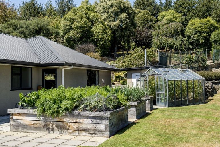 Photo of property in 67 Surrey Heights, Waihola, Outram, 9073