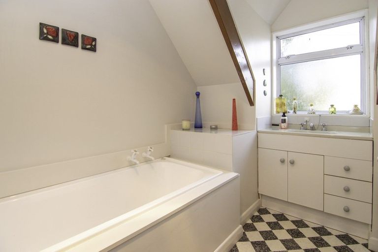 Photo of property in 200 Aokautere Drive, Fitzherbert, Palmerston North, 4471