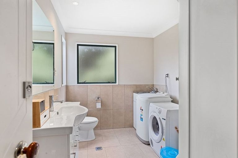 Photo of property in 6 David Beattie Place, Chatswood, Auckland, 0626