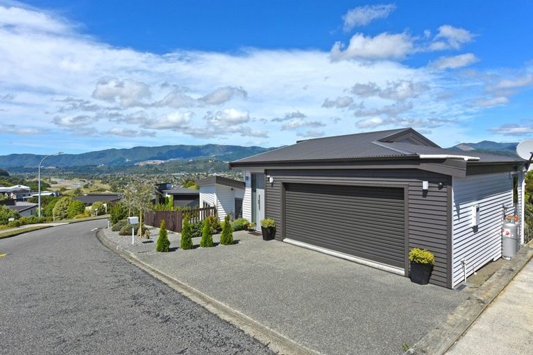 Photo of property in 19 Cosgrove Rise, Riverstone Terraces, Upper Hutt, 5018