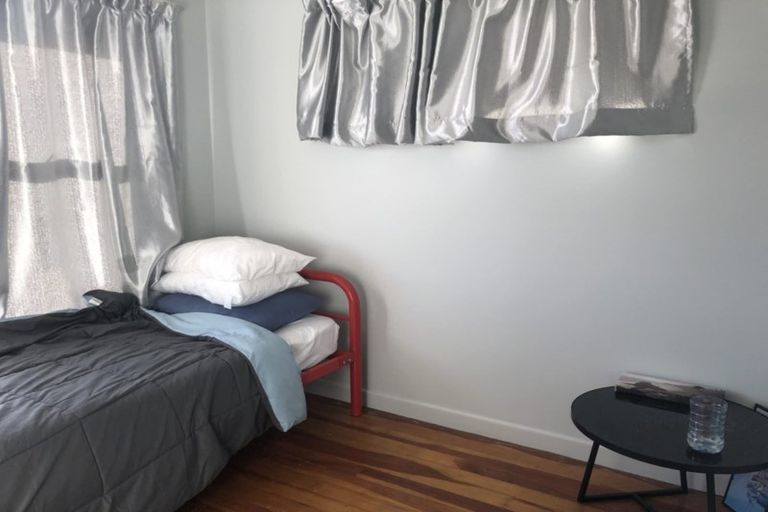 Photo of property in 11 James Evans Drive, Northcote, Auckland, 0627