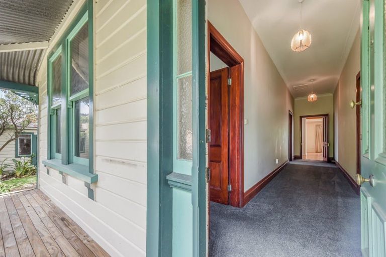 Photo of property in 24 Devon Street, Picton, 7220