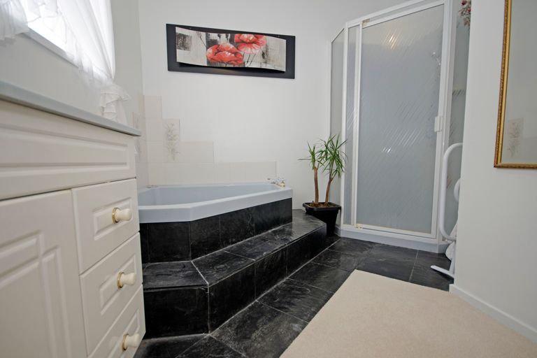 Photo of property in 34 Sturges Road, Henderson, Auckland, 0612