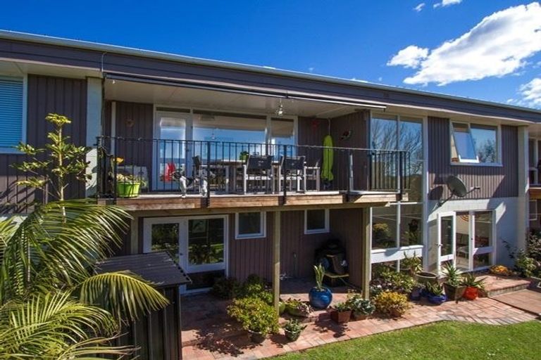 Photo of property in 2/30 Castor Bay Road, Castor Bay, Auckland, 0620