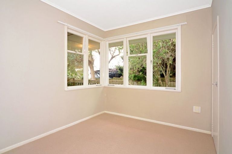 Photo of property in 2/16 Cresta Avenue, Beach Haven, Auckland, 0626