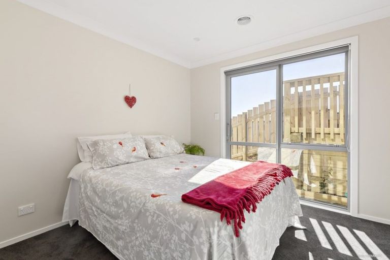 Photo of property in 8 Piper Way, Newlands, Wellington, 6037