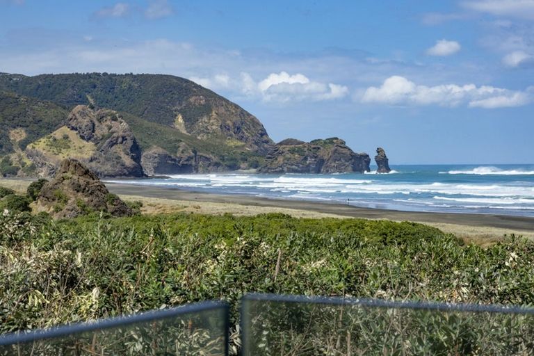 Photo of property in 107 North Piha Road, Piha, 0772
