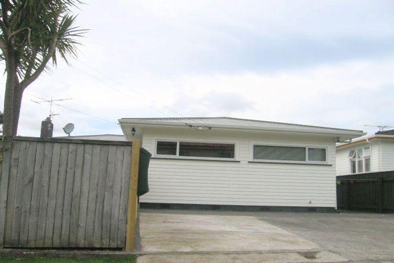 Photo of property in 50 Davidson Crescent, Tawa, Wellington, 5028