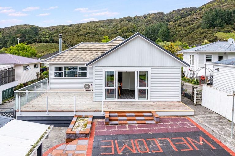 Photo of property in 52 Lees Grove, Wainuiomata, Lower Hutt, 5014