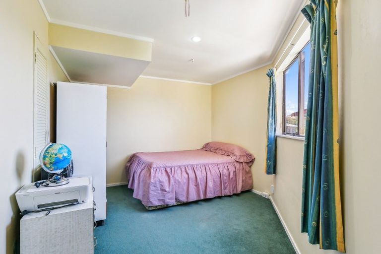 Photo of property in 20 Sunhaven Drive, Newlands, Wellington, 6037