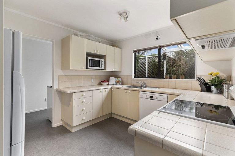 Photo of property in 5 Bayswater Place, Newlands, Wellington, 6037