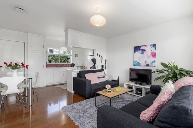 Photo of property in 3/28 William Bond Street, Stanley Point, Auckland, 0624