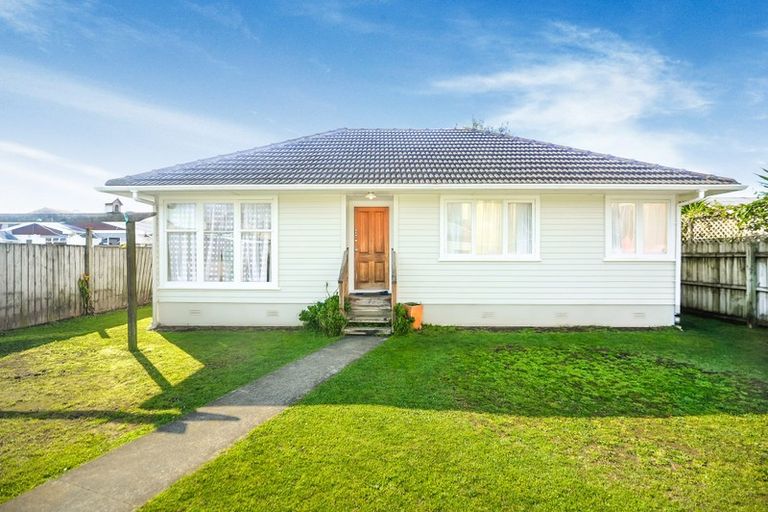 Photo of property in 43 Hereford Street, Te Atatu Peninsula, Auckland, 0610