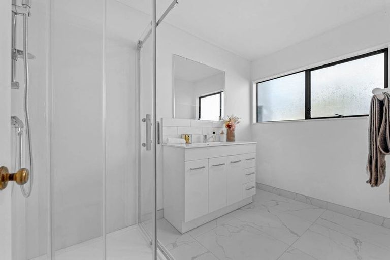 Photo of property in 2/21 College Road, Northcote, Auckland, 0627