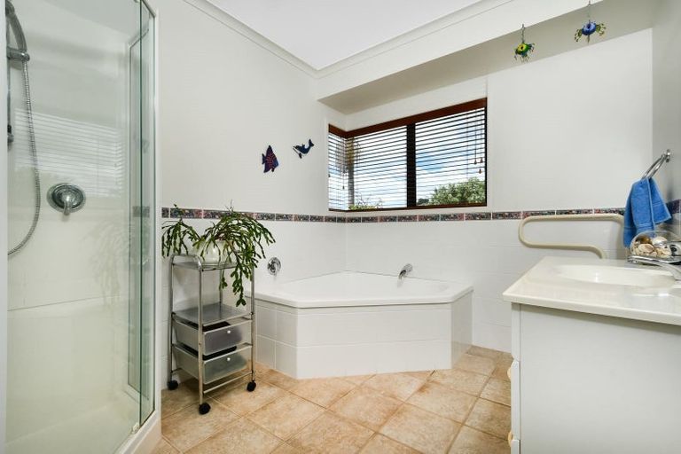 Photo of property in 11 Rosetti Rise, West Harbour, Auckland, 0618
