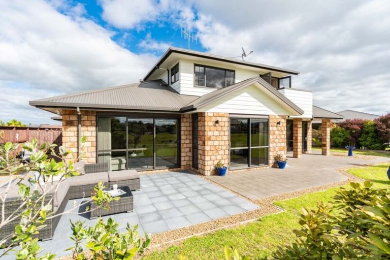 Photo of property in 12 Ngatiti Place, One Tree Point, 0118