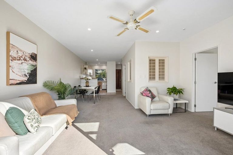Photo of property in 8/9-13 Fields Parade, Oteha, Auckland, 0632