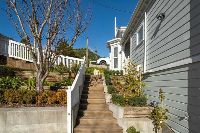 Photo of property in 5 Taranaki Street, Picton, 7220