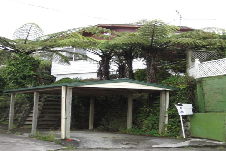 Photo of property in 8 Innes Way, Newlands, Wellington, 6037