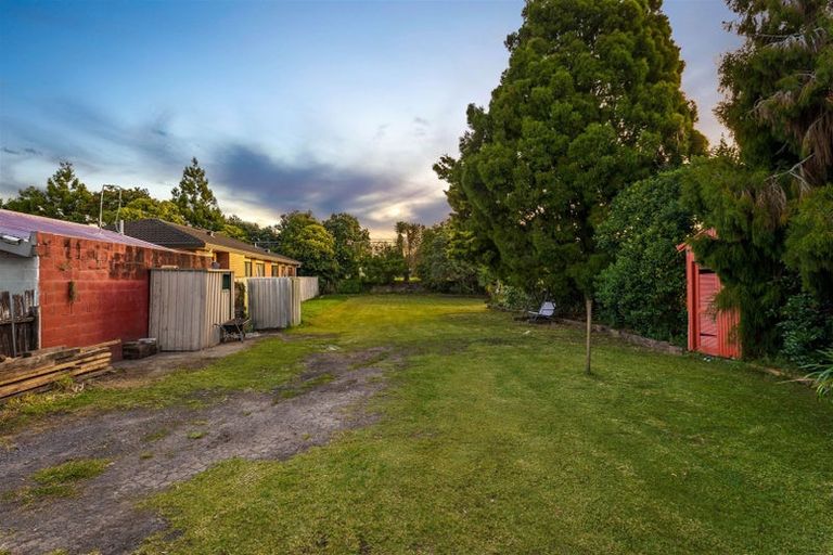 Photo of property in 18 Albert Road, Kelston, Auckland, 0602