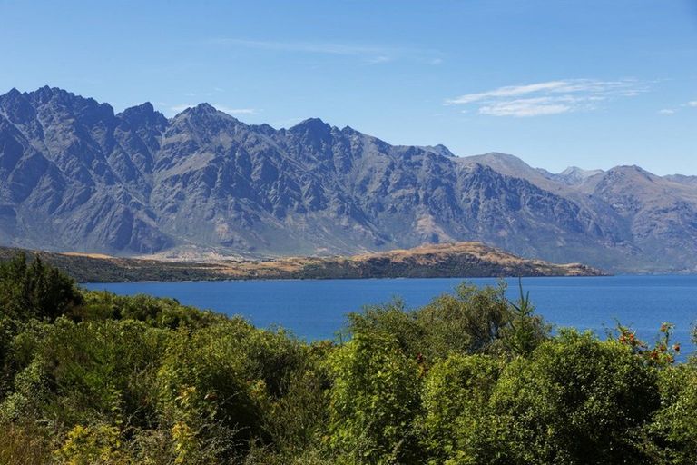 Photo of property in 66 Cedar Drive, Kelvin Heights, Queenstown, 9300