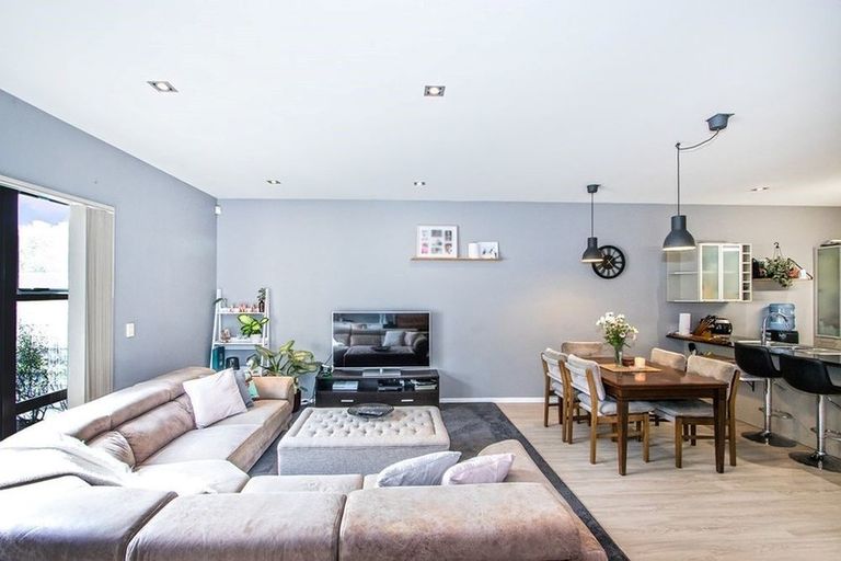 Photo of property in 9/40 Scarlet Oak Drive, Schnapper Rock, Auckland, 0632