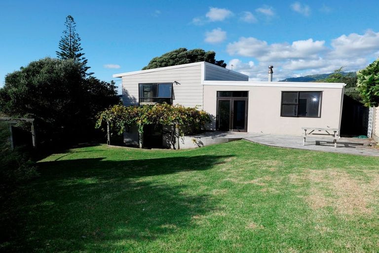 Photo of property in 51 William Street, Waikanae Beach, Waikanae, 5036