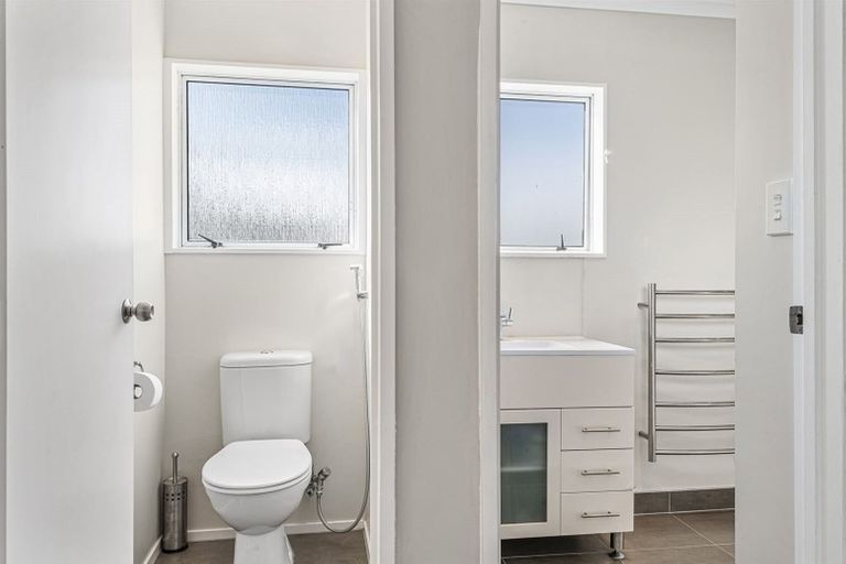 Photo of property in 3/41 Elizabeth Drive, West Harbour, Auckland, 0618