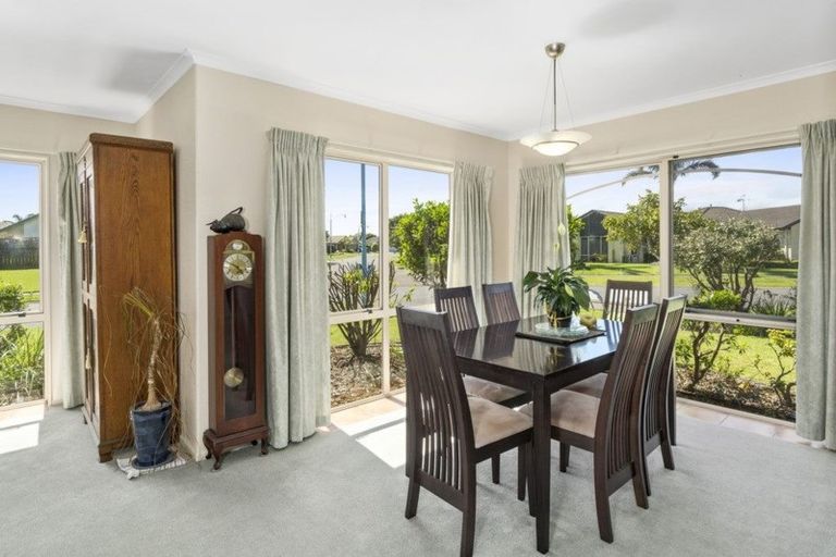 Photo of property in 2 Mcleod Place, Papamoa Beach, Papamoa, 3118