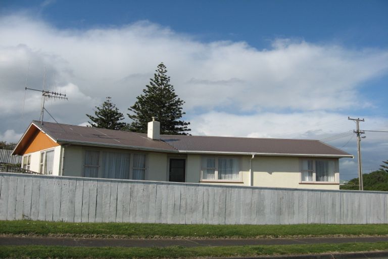 Photo of property in 2 Omori Place, Castlecliff, Whanganui, 4501