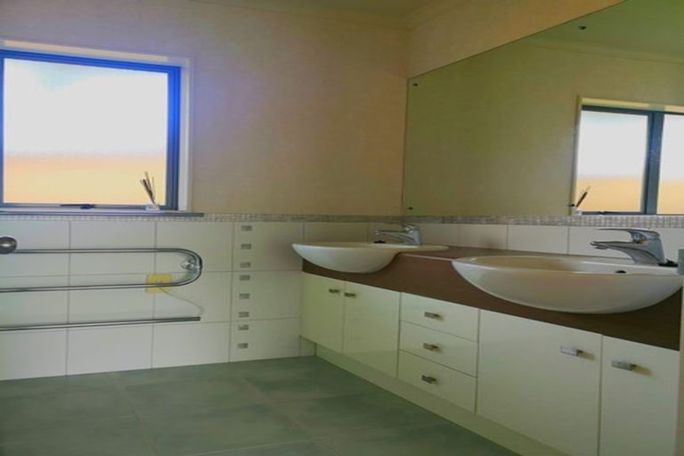 Photo of property in 12 Pennygale Close, Flat Bush, Auckland, 2016