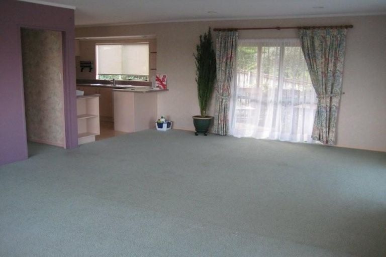 Photo of property in 16 Garcia Place, West Harbour, Auckland, 0618