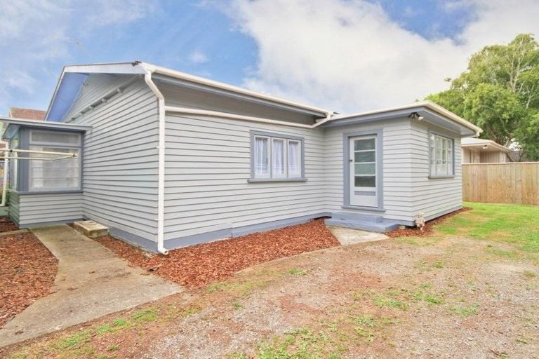 Photo of property in 88 Queenwood Road, Levin, 5510