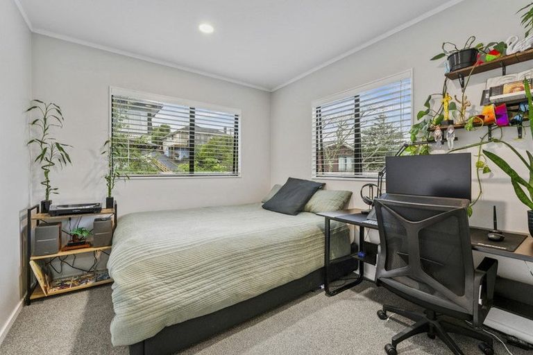 Photo of property in 2/22 Merton Avenue, Glenfield, Auckland, 0627