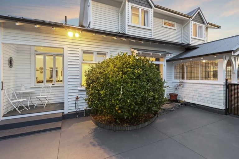 Photo of property in 33 Saint Andrews Square, Strowan, Christchurch, 8052