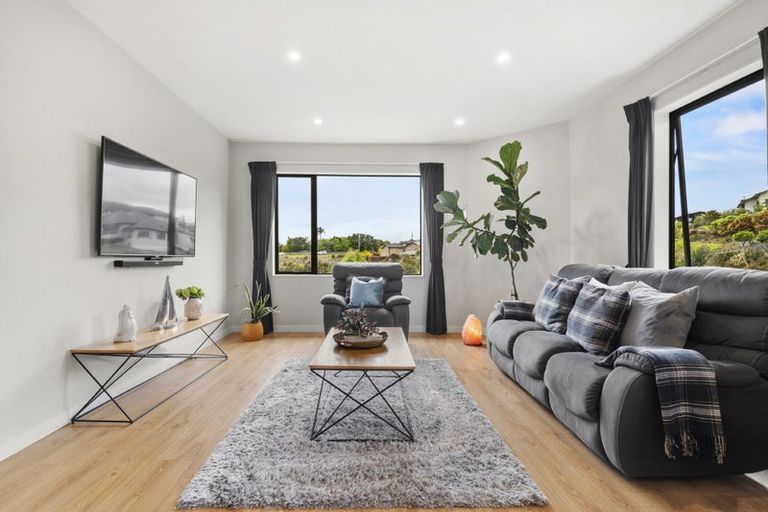 Photo of property in 11 Kahu Close, Orewa, 0931