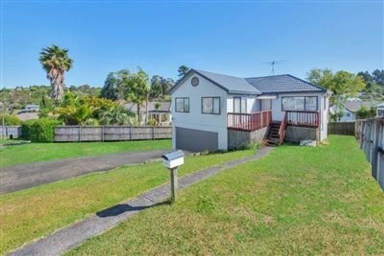 Photo of property in 11 Loughanure Place, Massey, Auckland, 0614