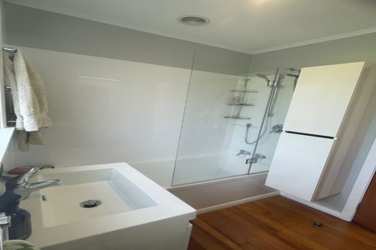 Photo of property in 25 Lyndfield Lane, Newlands, Wellington, 6037