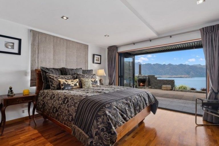 Photo of property in 136 Wynyard Crescent, Fernhill, Queenstown, 9300