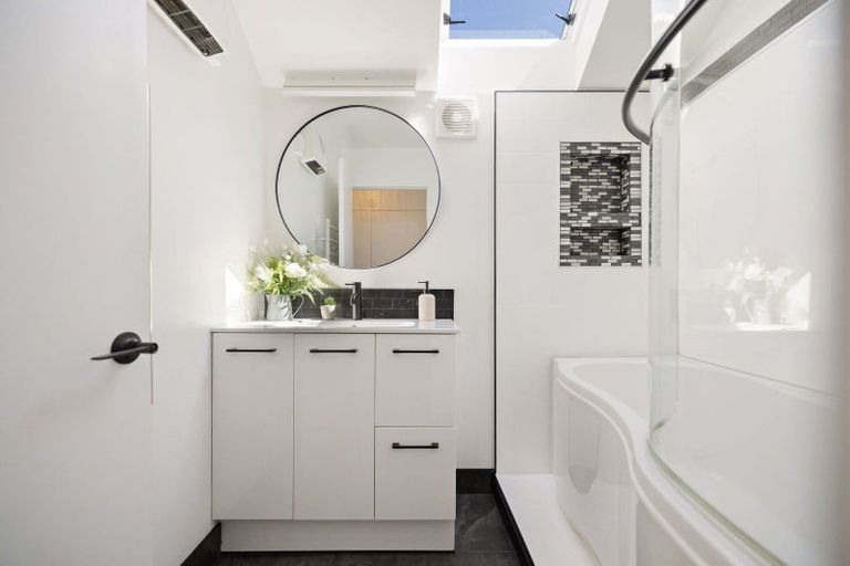 Photo of property in 12 Mackinnon Terrace, Sunshine Bay, Queenstown, 9300