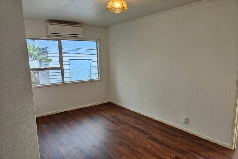 Photo of property in 15 Bundena Place, Clendon Park, Auckland, 2103