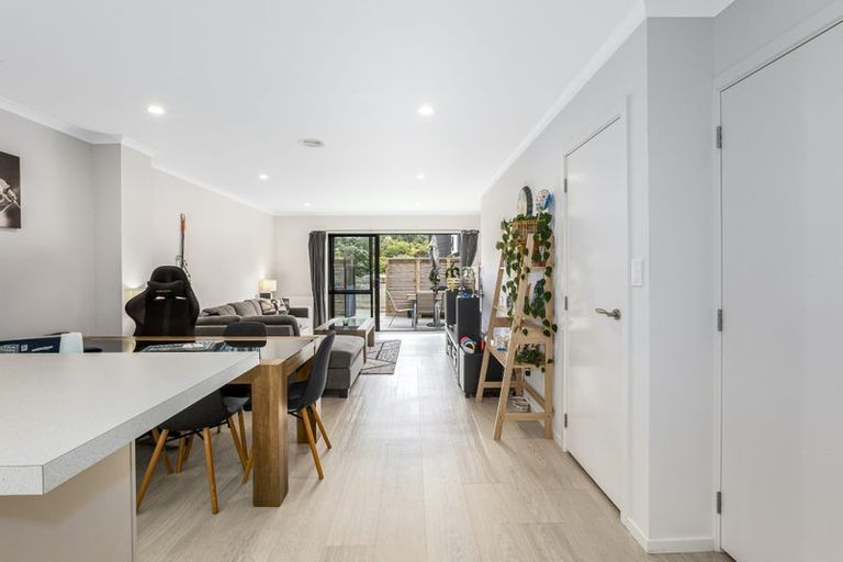 Photo of property in 7/9 Surrey Street, Tawa, Wellington, 5028